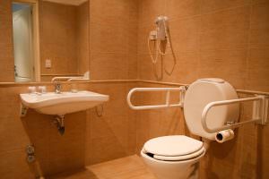 Baño Habitacion Movilidad Reducida Hotel Howard Jhonson Trenque Lauquen